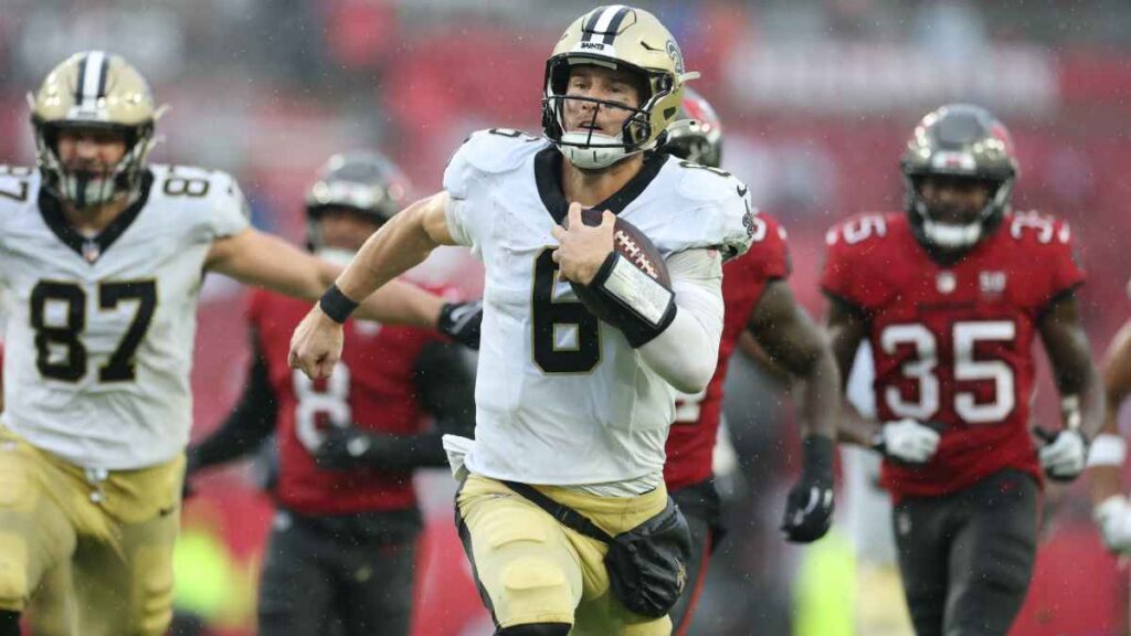 Tyler Shough durante el Saints vs Buccaneers NFL 2025
