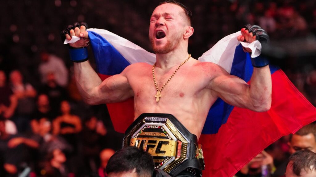 Petr Yan vence a Merab Dvalishvili y recupera el título gallo en UFC 323