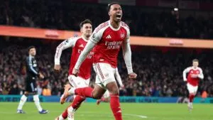Arsenal frena el buen momento del Aston Villa y se afianza en la cima de la Premier League
