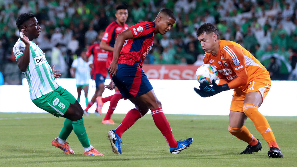 Washington Aguerre atrapa una pelota. - Vizzor Image.