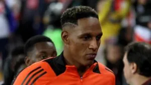 Yerry Mina no logra derrumbar la Torre de Pisa con el Cagliari