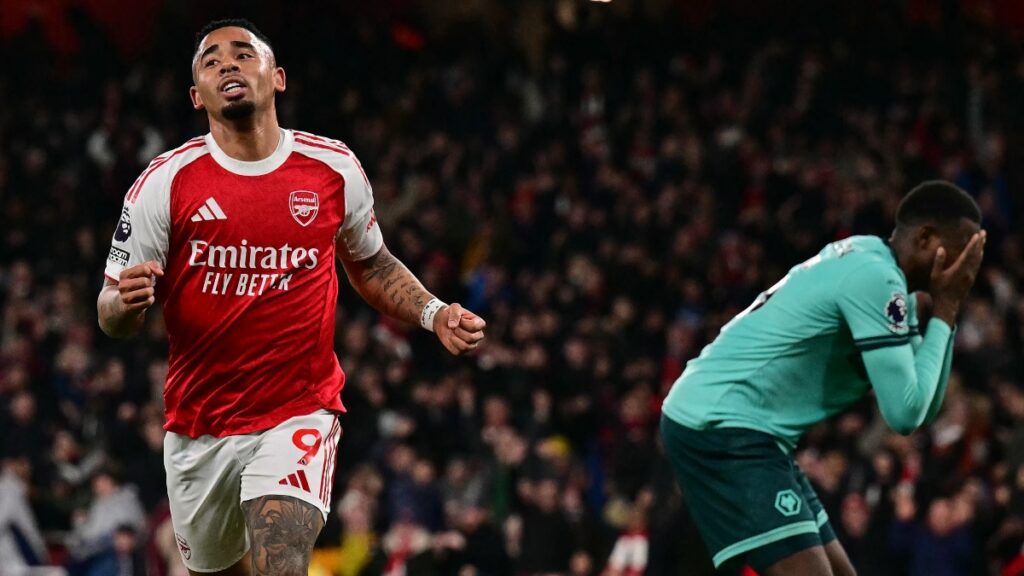 Con un gol de en contra de Yerson Mosquera en los últimos minutos del partido, Wolverhampton perdió ante Arsenal.