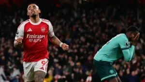 Yerson Mosquera se contagia de la mala suerte del Wolverhampton