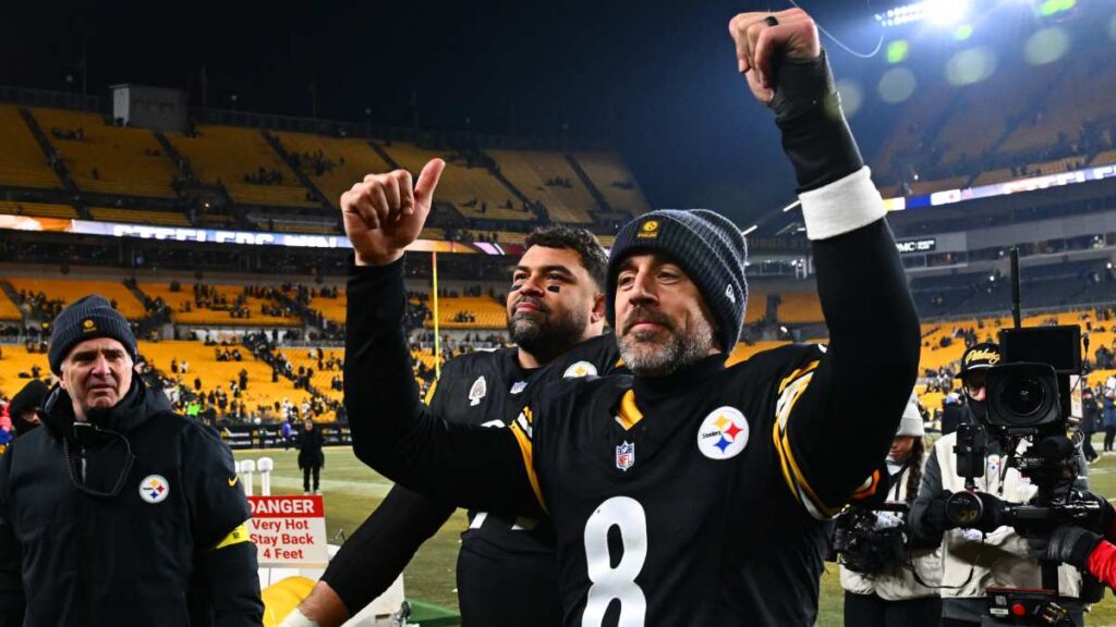 Aaron Rodgers durante el Ravens vs Steelers NFL 2025