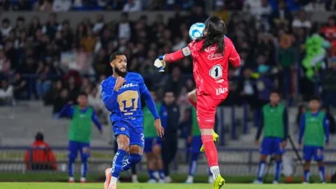 ¡Se encienden las alarmas! Carlos Acevedo sale tras recibir balonazo en la cara