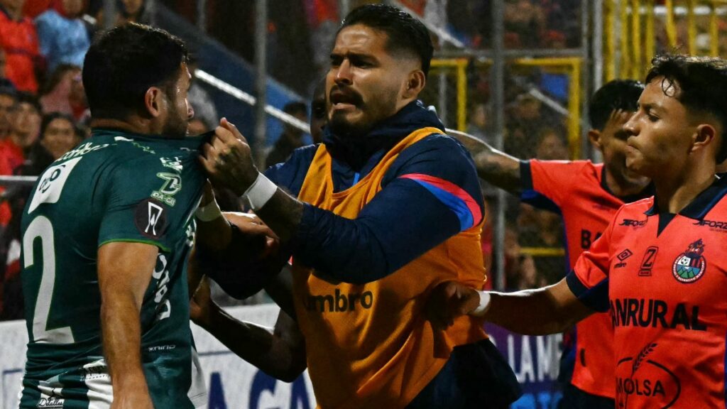 Acalorada discusión en la final del Apertura 2025 en Guatemala | AFP / JOHAN ORDONEZ