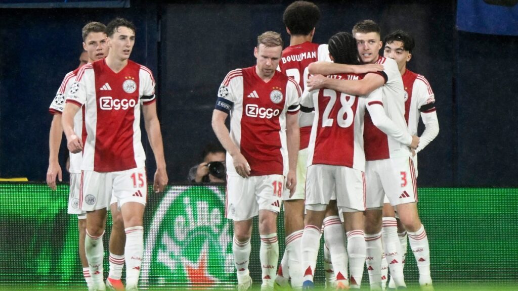 Ajax vence a Villarreal en la penúltima jornada de la Champions League y sigue con vida en el certamen.