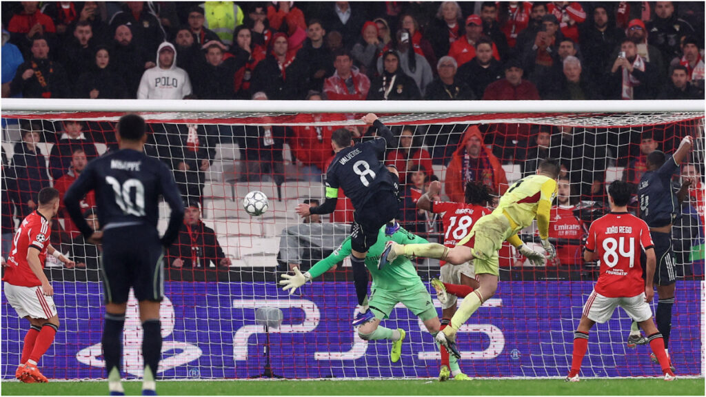 Anatoliy Trubin remata de cabeza. Reuters de sin opciones a Thibaut Courtois. Reuters
