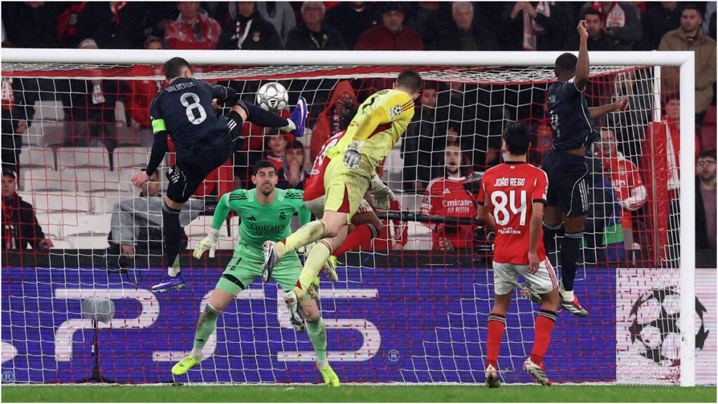 Anatoliy Trubin remata de cabeza. Reuters