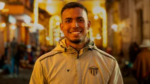 Es colombiano y llega para reforzar el mediocampo de Antigua GFC