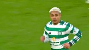 Julián Araujo es titular y Celtic se queda con los tres puntos en su visita a Falkirk
