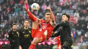 ¡Épico! El Augsburgo remonta en el Allianz Arena y deja sin invicto al Bayern Munich