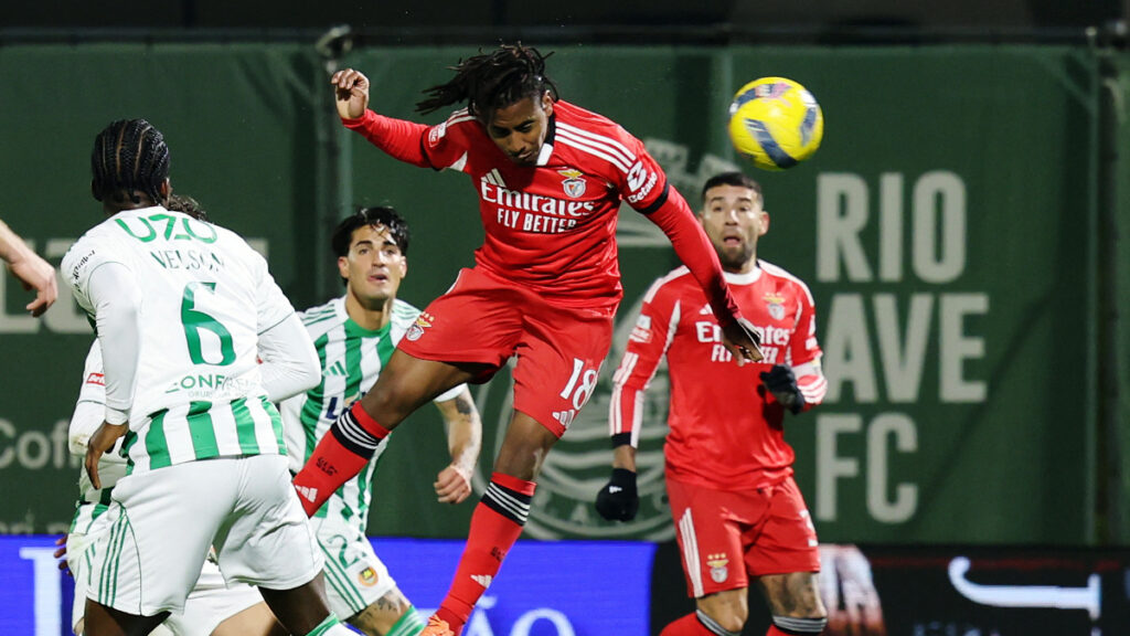 Leandro Barreiro cabecea para un gol. - Rita Franca, Reuters.