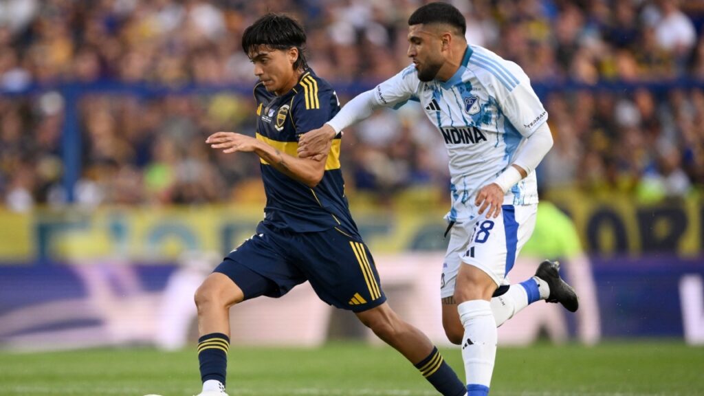 Zeballos y Ureña disputan la pelota. - Luis Robayo, AFP.