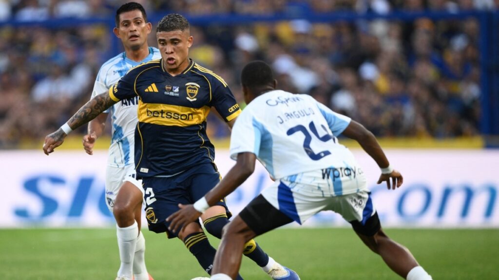 Costa transporta la pelota. - Luis Robayo, AFP.