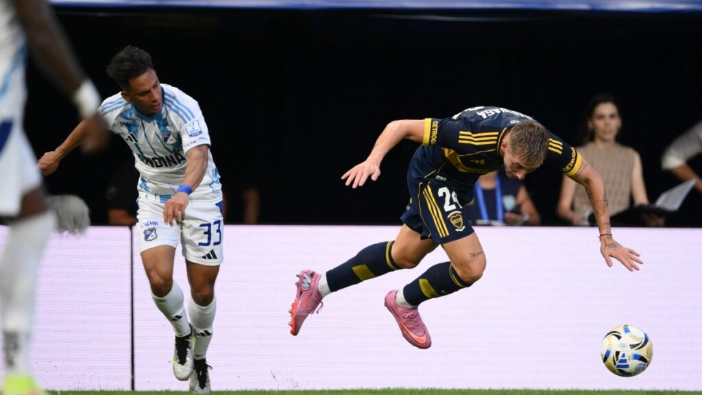 Álex Castro y Barinaga disputan la pelota. - Luis Robayo, AFP.