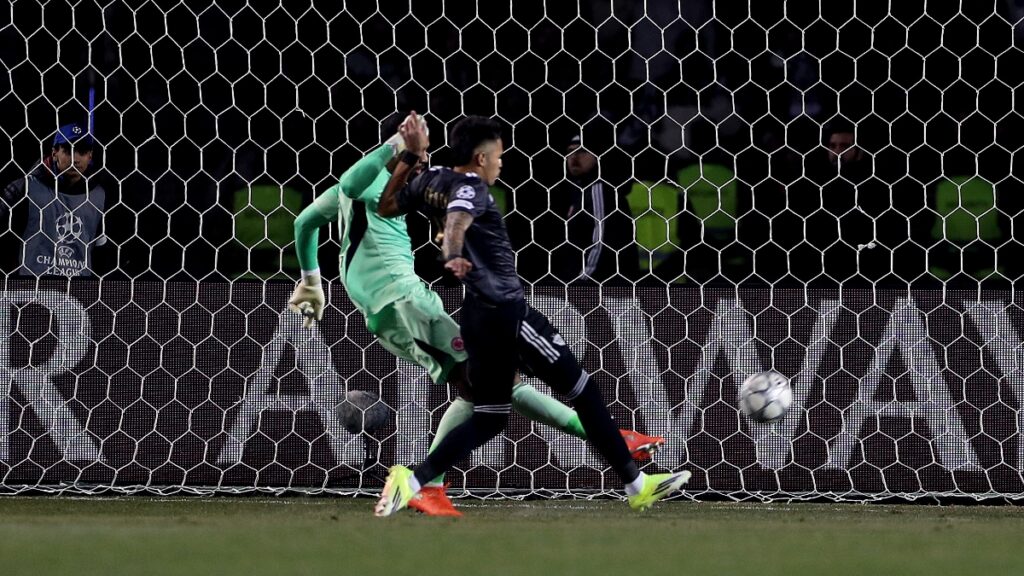 Camilo Durán, delantero colombiano, anotó un doblete ante Eintracht Frankfurt