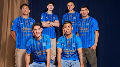 Chivas sorprende con su nueva camiseta alternativa: Azul y dorado como símbolos de historia y elegancia