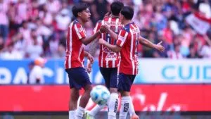Con suplentes, Chivas se impone a Leones Negros en el Estadio Jalisco