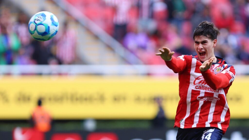Chivas vence 2-1 a Querétaro