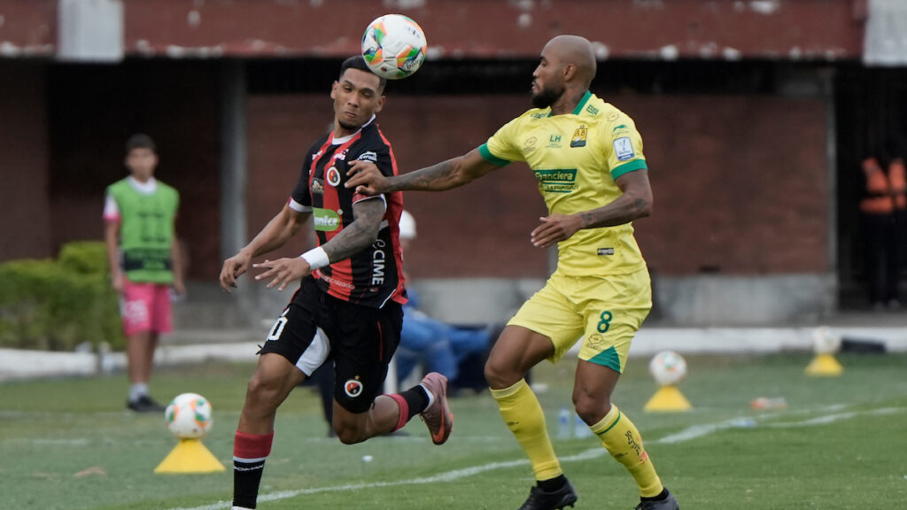 Cristian Álvarez y Freddy Hinestroza disputan la pelota. - Vizzor Image.