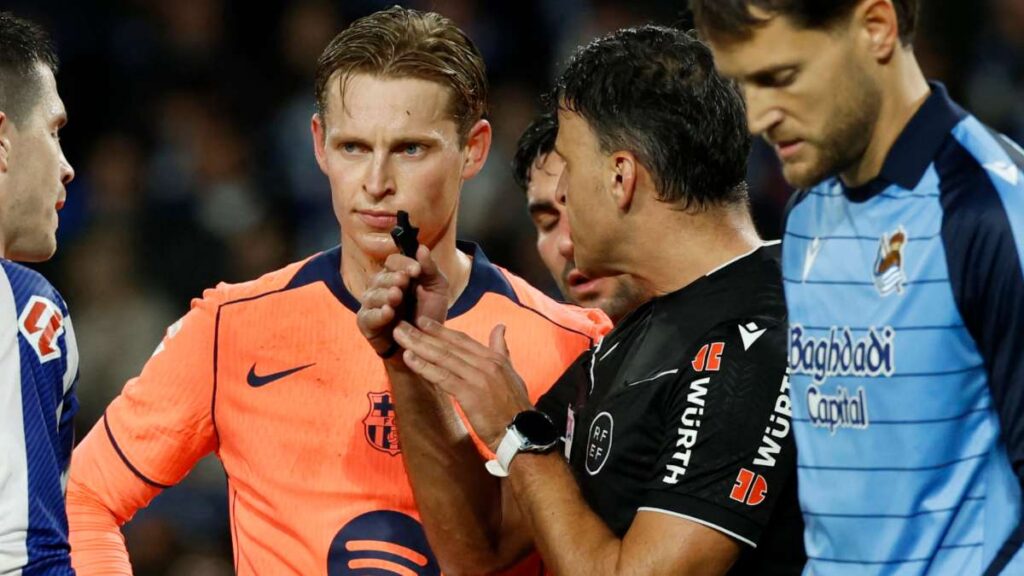 El arbitraje enciende los ánimos al interior del Barcelona tras perder ante la Real Sociedad