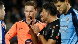 El arbitraje enciende los ánimos al interior del Barcelona tras perder ante la Real Sociedad