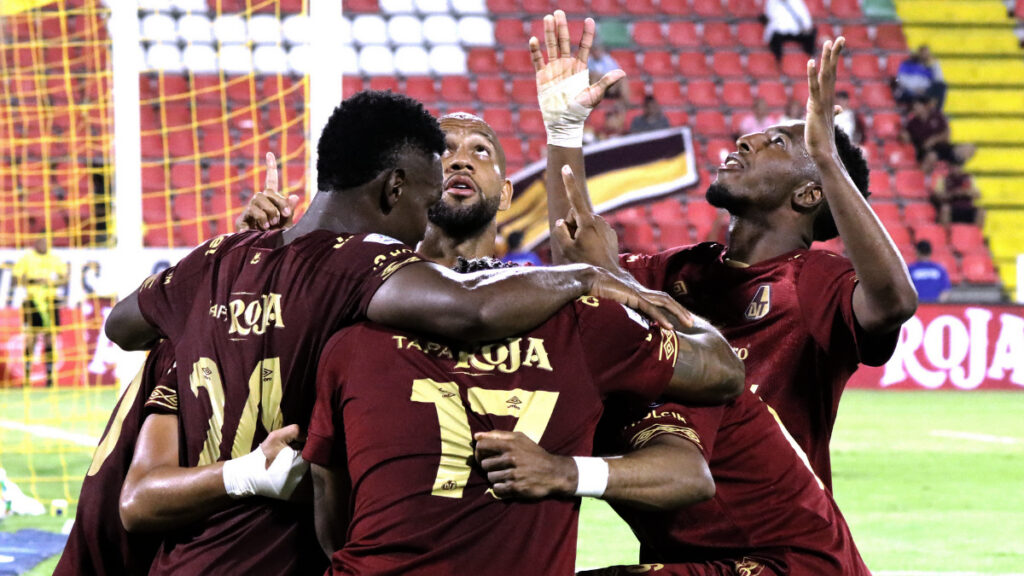 Jugadores de Deportes Tolima celebran un gol. - Vizzor Image.