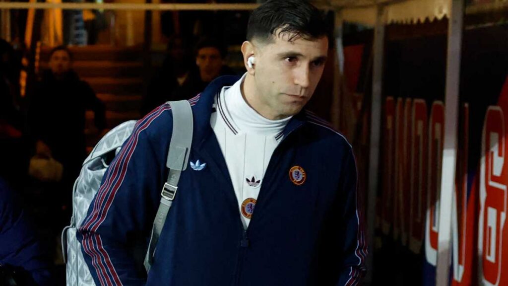 Dibu Martínez, lesionado en el empate de Aston Villa ante Crystal Palace