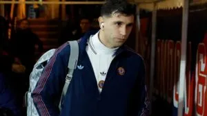 Dibu Martínez sale lesionado en el empate del Aston Villa ante el Crystal Palace