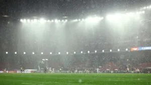 La tormenta en el Camp Nou expone carencias en palcos y zonas de prensa durante el Barcelona vs Oviedo