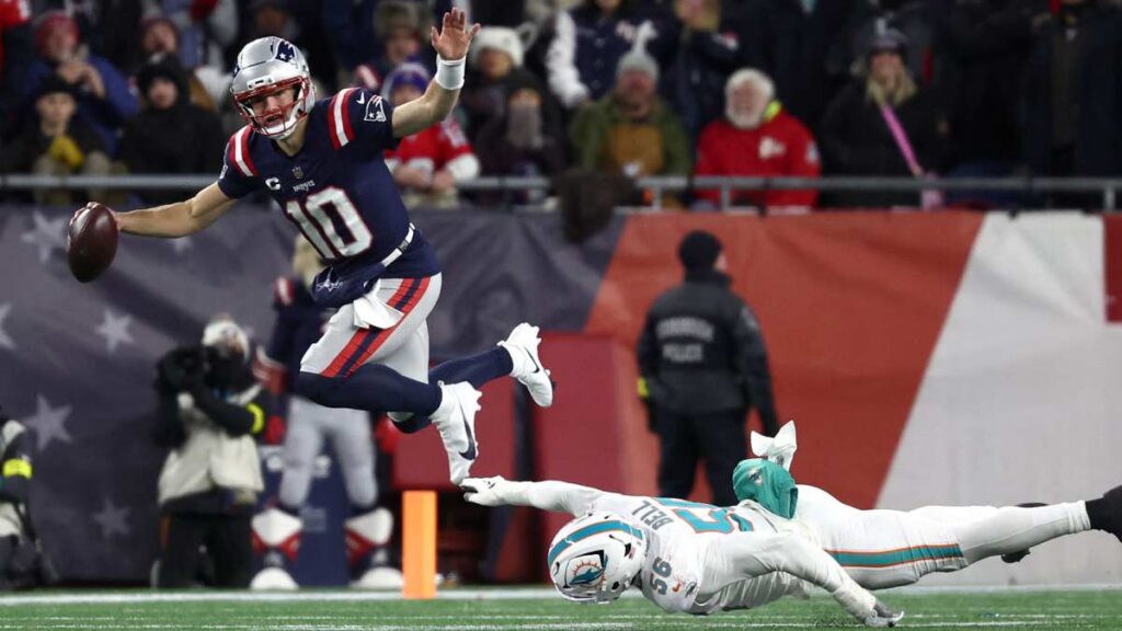Drake Maye durante el Dolphins vs Patriots