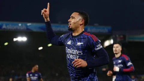 Arsenal vuelve a ganar en Premier League y se escapa en la cima ante Leeds