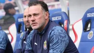 Milito descarta al Chucky Lozano y respalda el plantel conformado en Chivas