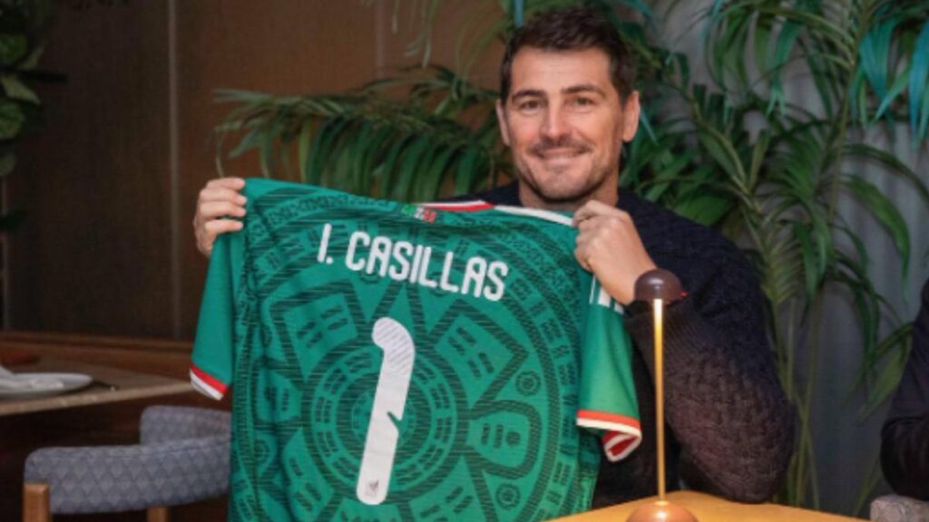 Iker Casillas recibió una playera de la selección mexicana con su nombre; El exportero participará en el Congreso del Deporte INDEREQ 2026.