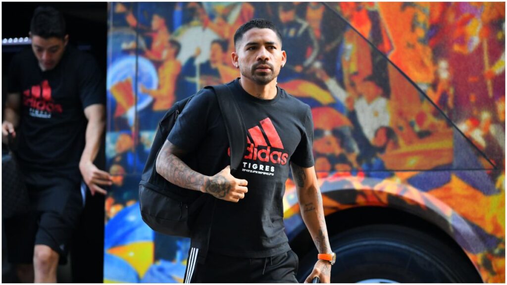 Javier Aquino aterrizó en Ciudad Juárez y posó por primera vez con los colores de los Bravos tras varias semanas de especulaciones sobre su futuro | Imago7