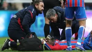 Jéfferson Lerma y el susto ante Newcastle: sustituido tras duro choque de cabezas