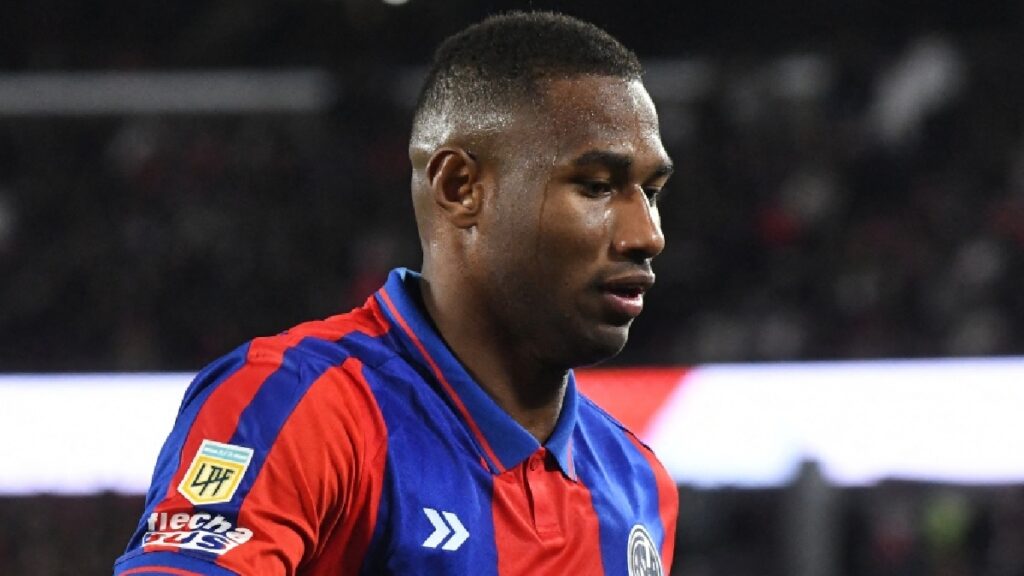 Jhohan Romaña, zaguero central colombiano de San Lorenzo de Almagro, está en los planes de River Plate de Argentina.