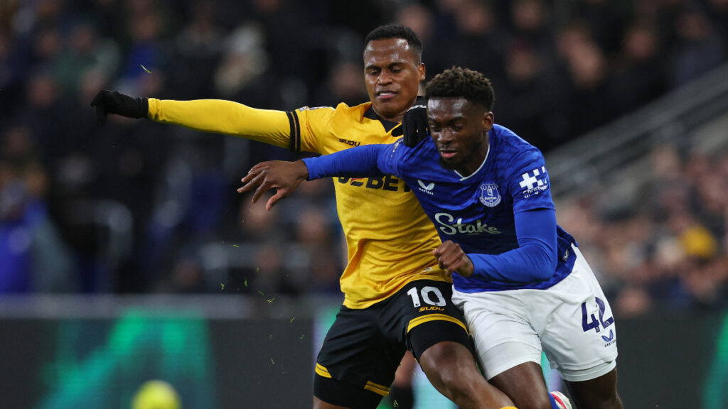 Jhon Arias y Tim Iroegbunam disputan la pelota. - Ed Sykes, Reuters.