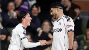 Raúl Jiménez y el Fulham remontan al Brighton en el descuento y se acercan a puestos europeos