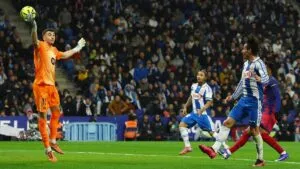 Joan García se luce ante su exequipo para sostener la victoria del Barcelona