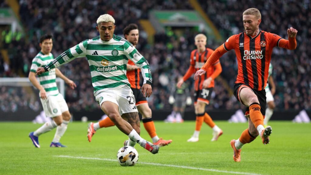 Julián Araujo tuvo su primera titularidad con el Celtic y salió de cambio al 51'.