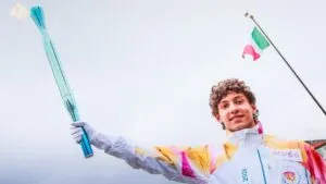 Kimi Antonelli corre con la Antorcha Olímpica bajo la lluvia rumbo a Milano Cortina 2026