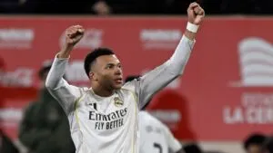 Mbappé se luce con doblete y coloca al Real Madrid como líder provisional
