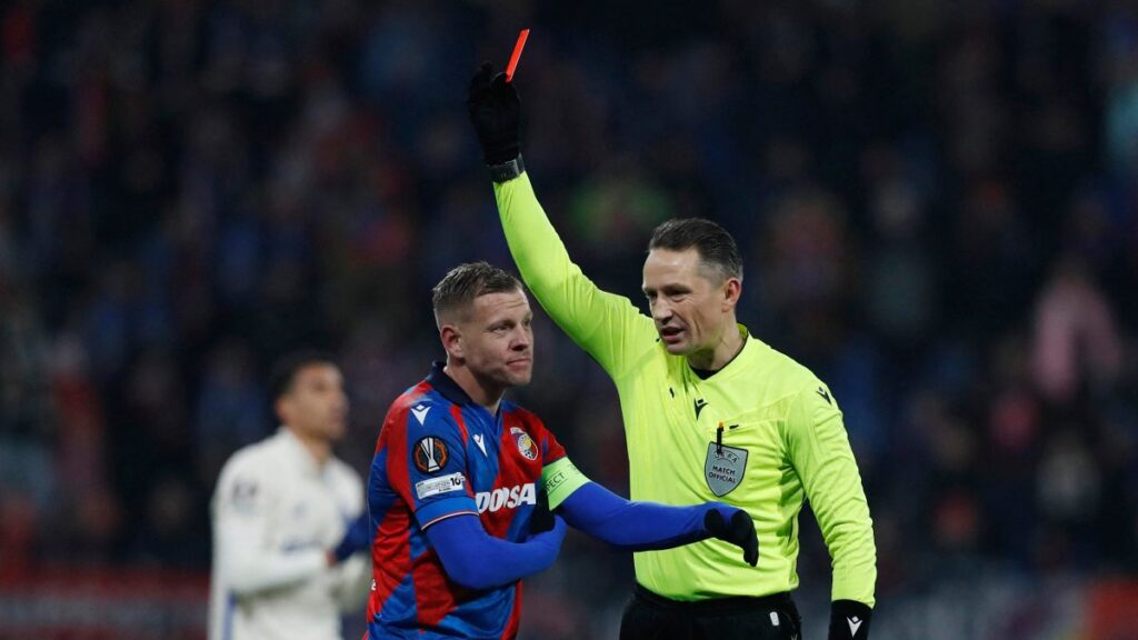 Matej Vydra, expulsado ante el Porto