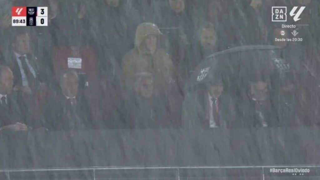 Laporta en el diluvio del Barcelona vs Oviedo