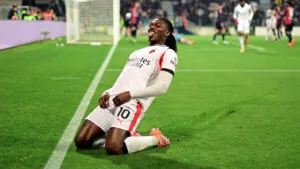 Milan vence al Cagliari y asume el liderato provisional de la Serie A