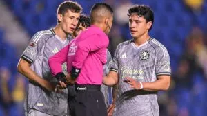 ¿Era expulsión? La falta de Ramón Juárez ante San Luis que termina en roja directa