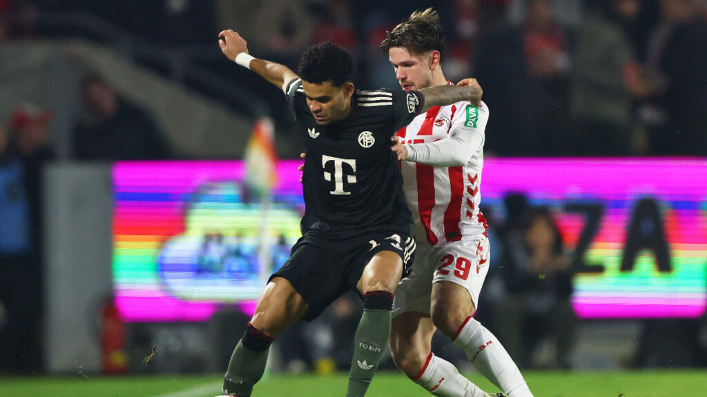 Luis Díaz y Jan Thielmann disputan la pelota. - Thilo Schmuelgen, Reuters.