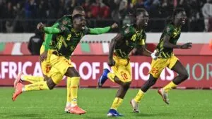 Malí resiste con 10 hombres, empata en el descuento y elimina a Túnez en penales